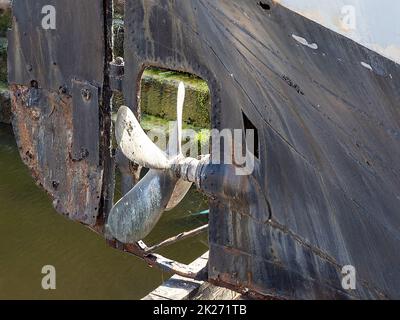 Propeller und Ruder auf einem alten Stahldampfer-Boot in einem Trockendock an Albert dockt Liverpool an Stockfoto