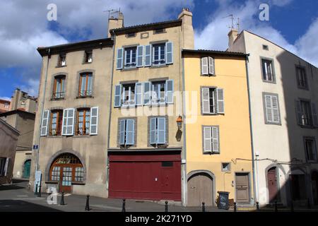 Blick auf traditionelle Gebäude aus dem 19.. Jahrhundert am Place du Port in der zentralen französischen Stadt Clermont-Ferrand. Stockfoto