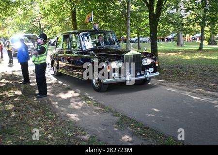 König Charles III und Königin Consort Camilla, die mit dem Hubschrauber in Pontcanna Fields Cardiff abreisen. Bild von Richard Williams Stockfoto