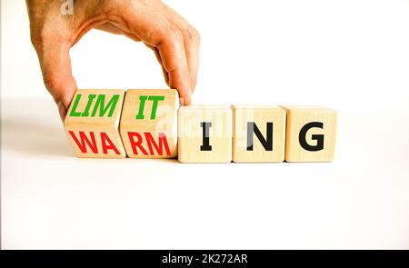 Symbol für Begrenzung der globalen Erwärmung. Konzept Worte Begrenzung und Erwärmung auf Holzwürfel. Geschäftsmann Hand. Schöne weiße Tabelle weißen Hintergrund. Unternehmen Stockfoto