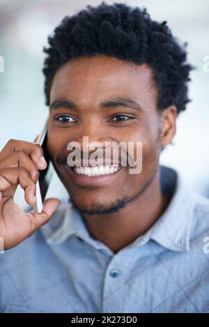 Ich liebe es, gute Nachrichten zu bekommen. Ein hübscher junger Geschäftsmann spricht auf seinem Handy. Stockfoto