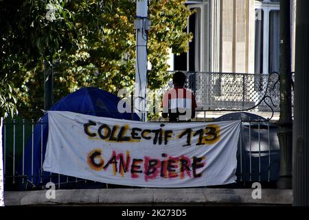 Ein Spruchband, das an den Barrieren eines Bandstandes hängt, wo die Kinder campen. Einige Tage nachdem sie aus der Hocke, in der sie lebten, vertrieben wurden, haben unbegleitete Migrantenkinder (Jugendliche) in einem Bandstand in Marseille gezeltet. Stockfoto