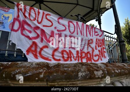 Marseille, Frankreich. 22. September 2022. Ein Spruchband, das an den Barrieren eines Bandstandes hängt, wo die Kinder campen. Einige Tage nachdem sie aus der Hocke, in der sie lebten, vertrieben wurden, haben unbegleitete Migrantenkinder (Jugendliche) in einem Bandstand in Marseille gezeltet. (Foto von Gerard Bottino/SOPA Images/Sipa USA) Quelle: SIPA USA/Alamy Live News Stockfoto