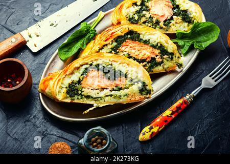 Roter Fisch im Teig. Stockfoto