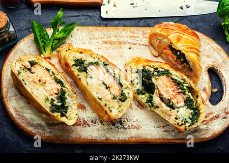 Roter Fisch im Teig. Stockfoto
