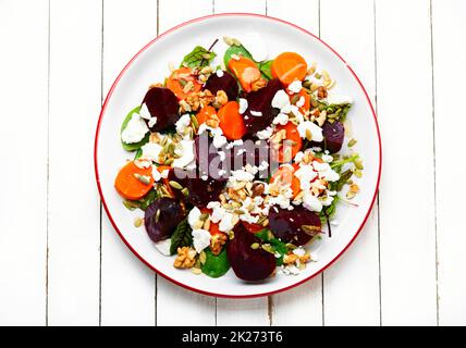 Rote-Bete-Salat mit Hüttenkäse und Walnüssen Stockfoto