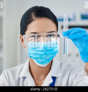 Der maestro in der modernen Medizin. Aufnahme eines jungen Wissenschaftlers, der ein Experiment in einem Labor durchführt. Stockfoto