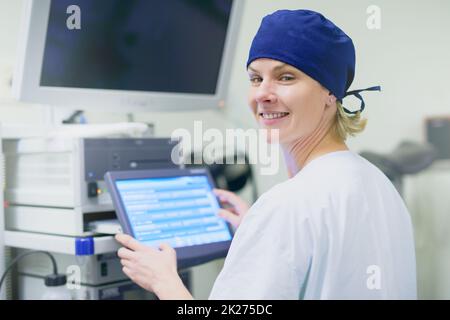 Lasst uns ein Leben retten. Porträt eines selbstbewussten jungen Chirurgen, der in einem Operationssaal arbeitet. Stockfoto