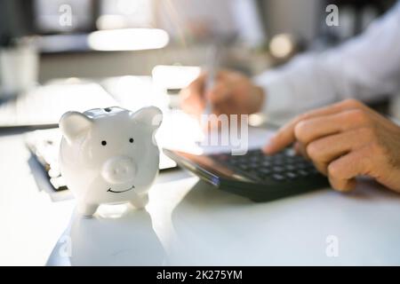 Piggybank Vor Dem Geschäftsmann Stockfoto