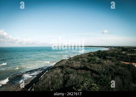 Blick auf die Küste und die Küste vom Whale Leuchtturm auf Re Island Stockfoto