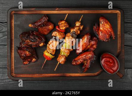 Gemischtes Barbecue mit Hähnchenflügeln und Rinderrippchen Stockfoto