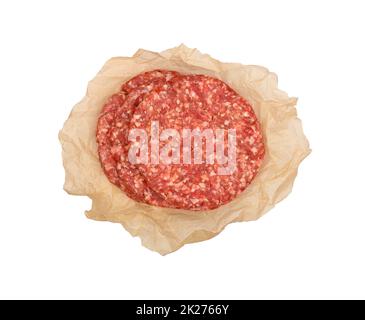 Hamburger mit rohem Rindfleisch auf braunem Papier Stockfoto