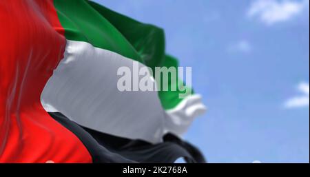Detail der Nationalflagge der Vereinigten Arabischen Emirate, die an einem klaren Tag im Wind winkt Stockfoto