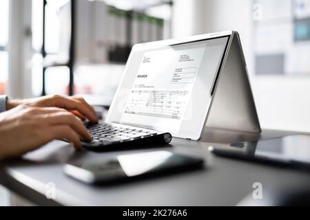 Online-Kontoauszug für digitale E-Rechnungen Stockfoto