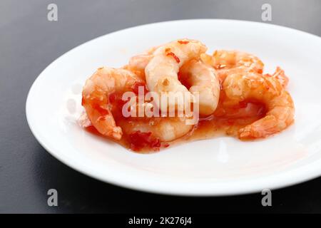 Eine Portion Garnelen mit Chilisauce auf dem Teller Stockfoto