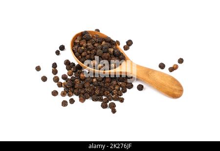 Holzlöffel voll mit schwarzen Pfefferkörnern Stockfoto