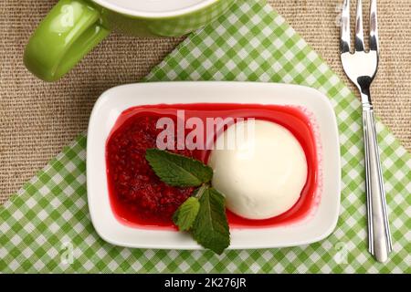 Panna Cotta mit Himbeere und Kaffee Stockfoto