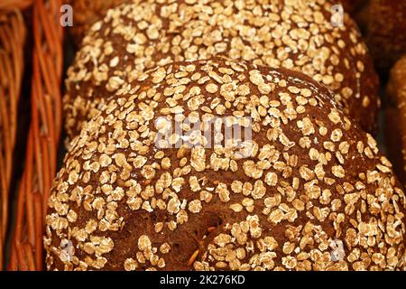 Nahaufnahme frischer Brotlaibe auf der Einzelhandelsausstellung Stockfoto