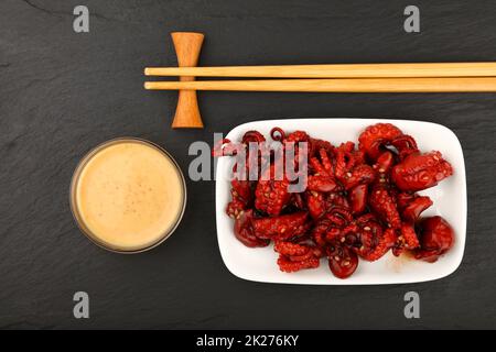 Meeresfrüchte, Baby-Tintenfisch-Salat mit Satay-Sauce Stockfoto