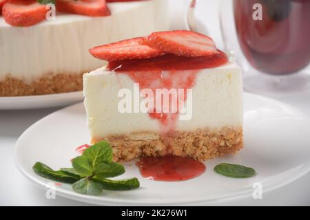 Weißkäsekuchen mit Erdbeeren, garniert mit Minze Stockfoto