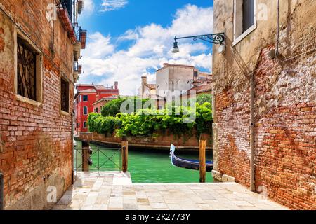Typische enge italienische Straße in der Nähe des Kanals von Venedig Stockfoto