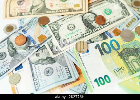 Internationales Währungsgeld einschließlich Euro, Dollar, Münzen, Dollarschein. Nahaufnahme. Stockfoto