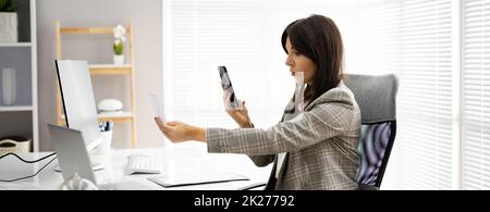 Scheckbeleg Per Fernzugriff Per Telefon Scannen Stockfoto