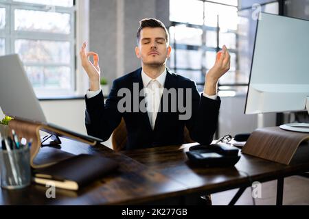Mitarbeiter, Der Psychische Gesundheit Macht Yoga Meditation Stockfoto