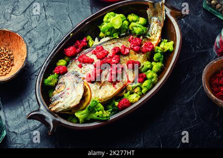 Köstlicher Goldkopffisch in Beerensauce. Stockfoto