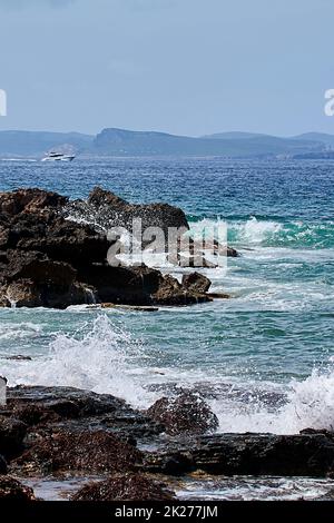 Felsen am Ufer, die von der Welle getroffen wurden Stockfoto