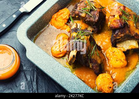 Gebratene Schweinerippchen in Fruchtsauce. Stockfoto