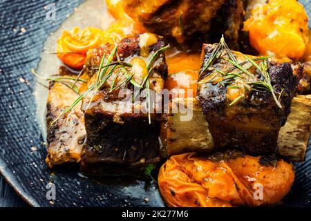 Gebratene Schweinerippchen in Fruchtsauce. Stockfoto