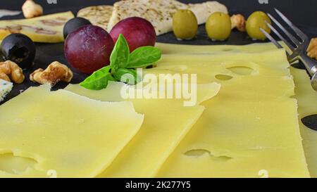 Gourmet-Wein- und Käseaufschnitt zum Genießen zu besonderen Festtagsanlässen, an Dattelabenden teilen. Konzept, Hintergrund, Kopierraum, einfacher Lebensstil Stockfoto