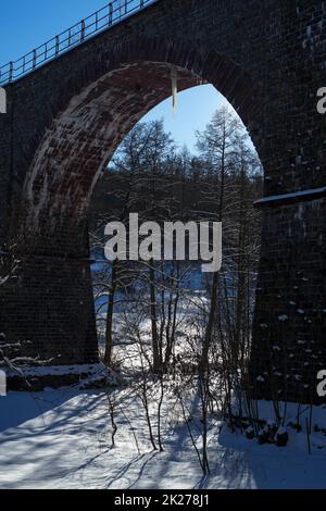 Alte Eisenbahnbrücke in der Nähe des Dorfes Bromskirchen Stockfoto