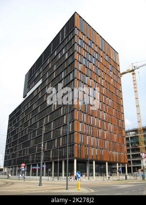 Moderne Architektur in Lodz. Gebäude mit dunklen Glasfenstern. Bürogebäude Stockfoto