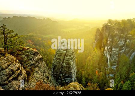 Morgennebel an der rathen bastei Brücke Blick in Richtung Osten Sonnenaufgang Stockfoto