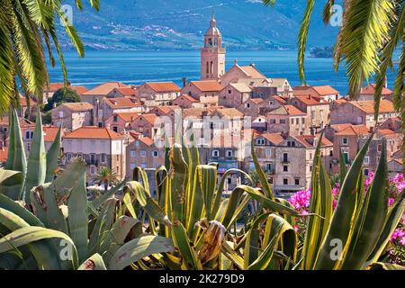 Die historische Stadt Korcula bietet einen Panoramablick durch den natürlichen Rahmen Stockfoto