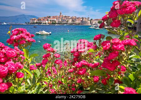 Korcula. Blick auf die historische Stadt Korcula Island mit Blick auf das Wasser durch den Rosengarten Stockfoto