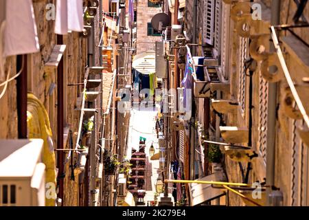 Steiler Blick auf die schmale, farbenfrohe Straße von Dubrovnik Stockfoto