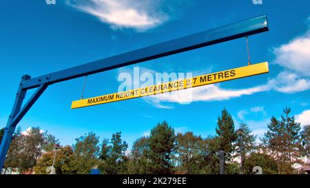 maximale Höhe der Kopffreiheit 2,7m Schild Glasgow, Schottland, Großbritannien Stockfoto