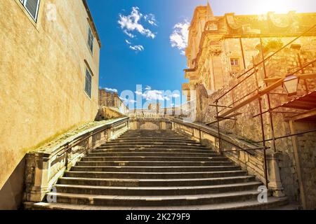 Blick auf Dubrovnik, farbenfrohe Steinstraße und Architektur Stockfoto