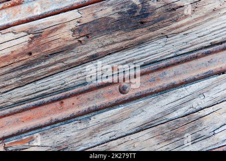 Rostiges Metall in der Holzdiagonale Stockfoto