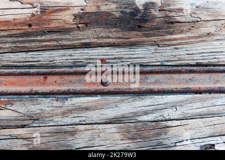 Rostiges Metall im Holz Stockfoto