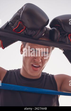 Fitness, müde und verletzte Boxer beim Training, Training oder Training im Wellness-Studio. Gesicht, Stress oder in Schmerzen Boxer mit Burnout im Kickboxen oder Stockfoto