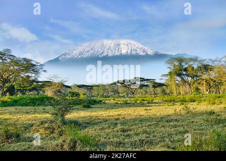 Bilder vom schneebedeckten Kilimandscharo in Kenia Stockfoto