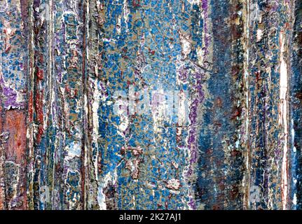 Detaillierte und farbenfrohe Nahaufnahme von gerissenen und abblätternden Farben auf Betonwandtexturen in hoher Auflösung Stockfoto