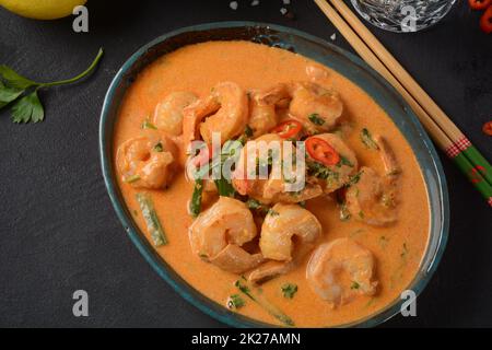 Thai Shrimps rotes Curry. Thailändische traditionelle rote Currysuppe mit Garnelen und Kokosmilch. Stockfoto