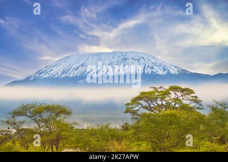 Bilder vom schneebedeckten Kilimandscharo in Kenia Stockfoto