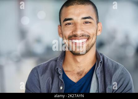 Erfolg in seinem Schritt. Porträt eines hübschen jungen Designers in einem Büro. Stockfoto