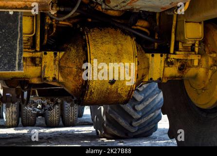 Ausbau der Achse des Schleppers. Stockfoto